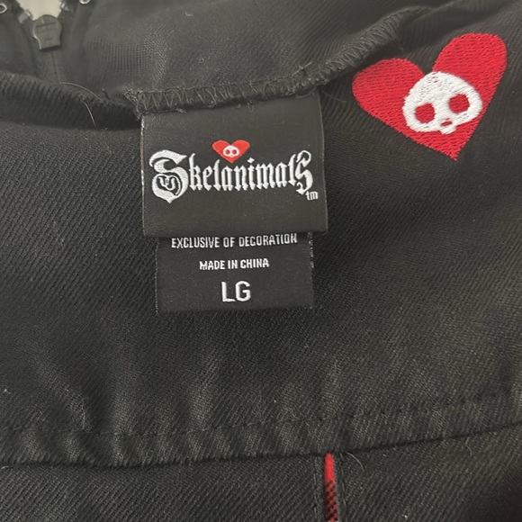 Skelanimals multi pleated black/ red skirt size L
😍Free bow suspenders - Picture 4 of 6